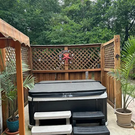 3 Bedroom Cozy Cottage With Fenced In Backyard And Hot Tub 4 Miles To The Beach